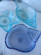 Afbeelding in Gallery-weergave laden, Schaaltje schelp blauw glas - licht