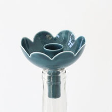 Afbeelding in Gallery-weergave laden, Kaarshouder fles - emaille - bloem - diverse kleuren - Overbeck&Friends