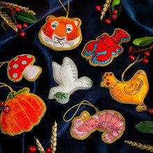 Afbeelding in Gallery-weergave laden, Kersthanger kreeft geborduurd - Sass & Belle