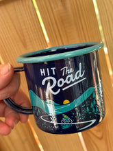 Afbeelding in Gallery-weergave laden, Emaille mok - Hit the road - Gentleman’s hardware