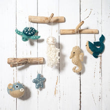 Afbeelding in Gallery-weergave laden, Decoratieve hanger zeedieren - Sjaal met Verhaal
