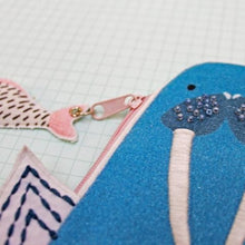 Afbeelding in Gallery-weergave laden, Portemonnee walvis met borduursel - Little Arc Under the Sea - House of Disaster