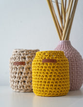 Afbeelding in Gallery-weergave laden, Upcycled potten -  handmade van gerecycled katoen & glas - M