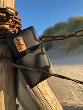 Afbeelding in Gallery-weergave laden, Tabacco etui/portemonnee van gerecyclde wetsuit - NALU