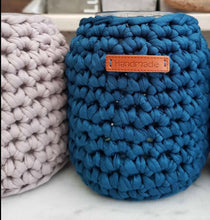 Afbeelding in Gallery-weergave laden, Upcycled potten -  handmade van gerecycled katoen & glas - M