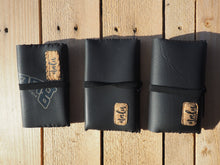 Afbeelding in Gallery-weergave laden, Tabacco etui/portemonnee van gerecyclde wetsuit - NALU