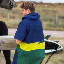 Afbeelding in Gallery-weergave laden, Surfponcho voor op reis - Pampatar - blauw/groen/geel -  L - Wave Hawaii