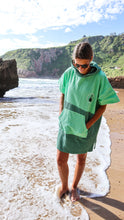 Afbeelding in Gallery-weergave laden, Surfponcho voor op reis - Groen M - Wave Hawaii