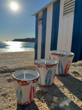 Afbeelding in Gallery-weergave laden, Geurkaars in keramiek mok - surfplanken - 50 branduren - Wax Design
