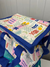 Afbeelding in Gallery-weergave laden, Koeltasje met print en band
