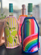 Afbeelding in Gallery-weergave laden, Koelsleeve voor wijnfles - regenboog pride - Gift Company
