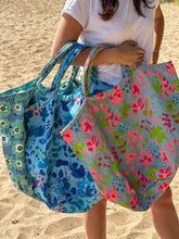 Afbeelding in Gallery-weergave laden, Shopper/Strandtas met groene viooltjes - Overbeck and Friends
