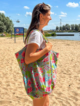 Afbeelding in Gallery-weergave laden, Shopper/Strandtas met groene viooltjes - Overbeck and Friends
