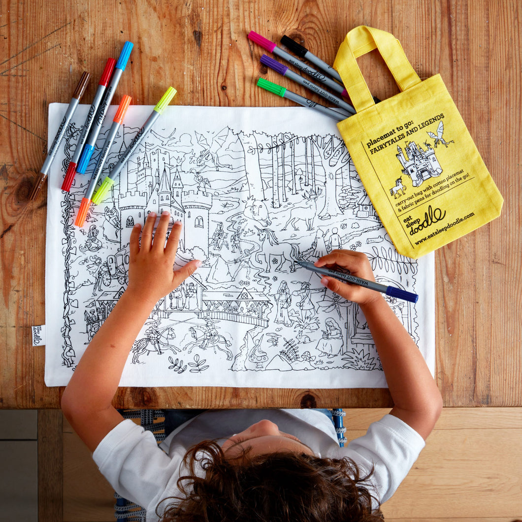 Placemat uitwasbaar met kleurstiften & tasje - FAIRYTALES & LEGENDS - EATSLEEPDOODLE
