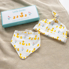 Afbeelding in Gallery-weergave laden, Cadeauset Little Ducks mutsje en slabbertje - Rex London
