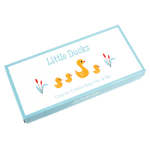 Afbeelding in Gallery-weergave laden, Cadeauset Little Ducks mutsje en slabbertje - Rex London
