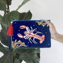 Afbeelding in Gallery-weergave laden, Clutch - Fluweel geborduurde kreeft - House of Disaster
