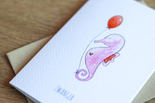 Afbeelding in Gallery-weergave laden, Wenskaart Zeepaardje Zwanger - Juulz Illustrations - A6 met envelop
