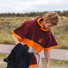 Afbeelding in Gallery-weergave laden, Surfponcho voor op reis - Porlamar - rood oranje taupe -  M - Wave Hawaii
